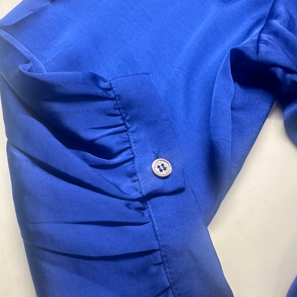 Beautiful blue Vince Camuto satin long sleeve top. Flowy fabric. Button at wrist - Picture 4 of 4